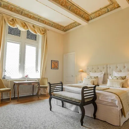Sleeps 8 Pool Villa Chalabre